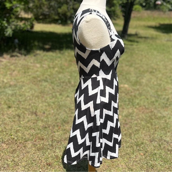 Love, Fire Black & White Chevron Striped Sleeveless Midi Dress Size Small - Picture 4 of 8